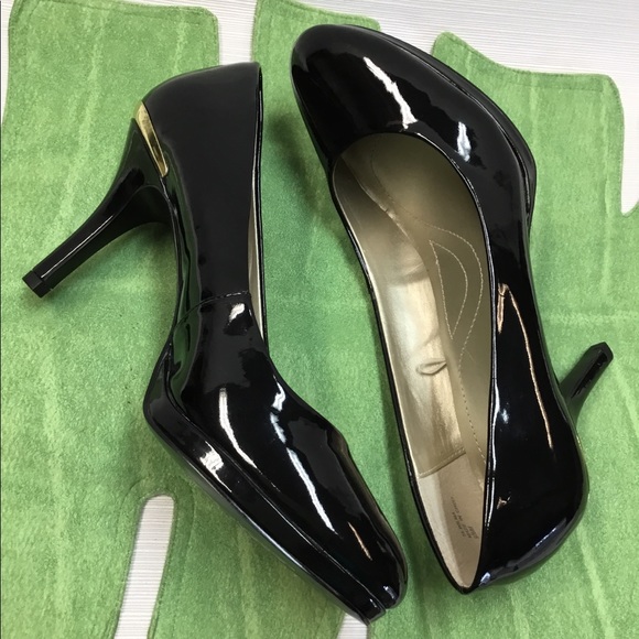Beautiful Black Patent Heels by Tahiti. - Picture 5 of 6